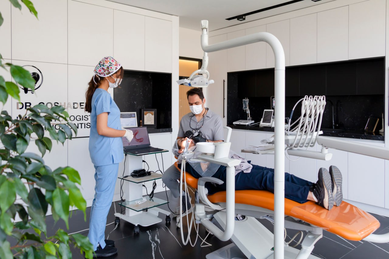 درباره دکتر عزیز گشاده رو